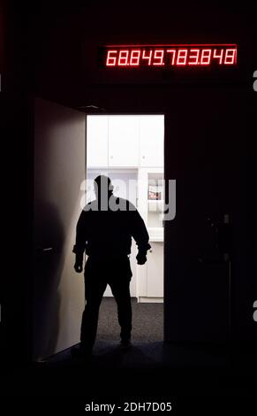 Hannover, Deutschland. Dezember 2020. Die Schuldenuhr des Steuerbundes für das Land Niedersachsen im CDU-Fraktionssaal des niedersächsischen landtags hat weit über 68 Milliarden Euro erreicht. Der niedersächsische landtag plant an seinem letzten Sitzungstag in diesem Jahr, den Staatshaushalt für 2021 zu verabschieden. In dem Haushaltsentwurf der rot-schwarzen Regierung von 35.9 Milliarden Euro sind angesichts der Corona-Krise und der erwarteten Steuersenkungen gut 1.1 Milliarden Euro Neuverschuldung enthalten. Kredit: Julian Stratenschulte/dpa/Alamy Live Nachrichten Stockfoto