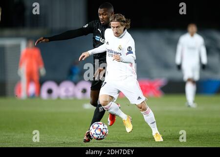 Madrid, Spanien. Dezember 2020. Luka Modric von Real Madrid und Marcus Thuram von Monchengladbach in Aktion während der UEFA Champions League, Gruppe B Fußballspiel zwischen Real Madrid und Borussia Monchengladbach am 9. dezember 2020 in Ciudad Deportiva Real Madrid in Valdebebas, Madrid, Spanien - Foto Oscar J Barroso / Spanien DPPI / DPPI / LM Credit: Paola Benini/Alamy Live News Stockfoto