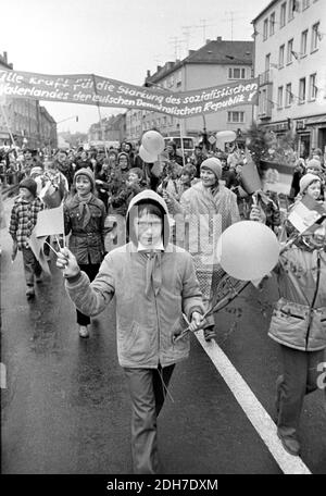 01. Mai 1982, Sachsen, Eilenburg: Kinder mit Luftballons. "Alle Macht, das sozialistische Vaterland der Deutschen Demokratischen Republik zu stärken". Während der Demonstration am 1. Mai 1982 in Eilenburg marschieren Arbeiter, Schüler, Sportler und Kinder am Rathaus der Stadt vorbei und vor der Tribüne stehen Ehrengäste. Foto: Volkmar Heinz/dpa-Zentralbild/ZB Stockfoto