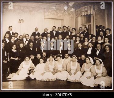 Sankt Petersburg, Russisches Reich, 1916. Gruppe von Ärzten und Krankenschwestern posiert in alten Gebäudesaal als Krankenhaus während des 1. Weltkrieges verwendet, Archivfoto Stockfoto