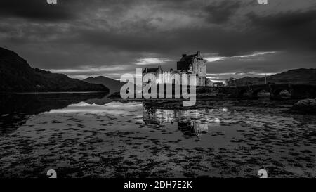 Ein Foto des berühmten Eilean Donan Schlosses. Wahrscheinlich das am meisten fotografierte Schloss in Schottland. Hier abgebildet in schwarz-weiß aufgenommen Stockfoto