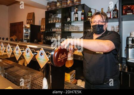 Jince, Tschechische Republik. Dezember 2020. Die Restaurants und Bars in Tschechien müssen spätestens am Mittwoch, den 9. Dezember 2020, um 20:00 Uhr geschlossen werden, anstatt um 22:00 Uhr, da die COVID-Beschränkungen durch Catering-Services häufig verletzt werden. Einige Restaurants brechen strenge staatliche Virusregeln als Protest. Im Bild Restaurant und Brauerei Maly Janek in Jince, Tschechische Republik, 9. Dezember 2020. Kredit: Miroslav Chaloupka/CTK Foto/Alamy Live Nachrichten Stockfoto