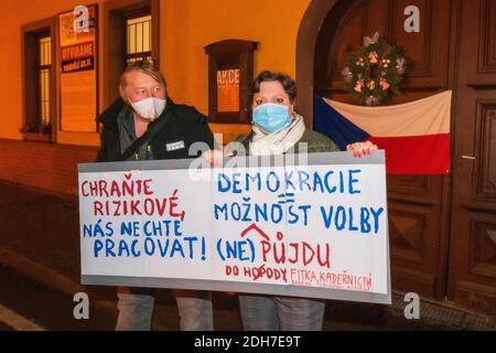 Jince, Tschechische Republik. Dezember 2020. Die Restaurants und Bars in Tschechien müssen spätestens am Mittwoch, den 9. Dezember 2020, um 20:00 Uhr geschlossen werden, anstatt um 22:00 Uhr, da die COVID-Beschränkungen durch Catering-Services häufig verletzt werden. Einige Restaurants brechen strenge staatliche Virusregeln als Protest. Im Bild Restaurant und Brauerei Maly Janek in Jince, Tschechische Republik, 9. Dezember 2020. Kredit: Miroslav Chaloupka/CTK Foto/Alamy Live Nachrichten Stockfoto