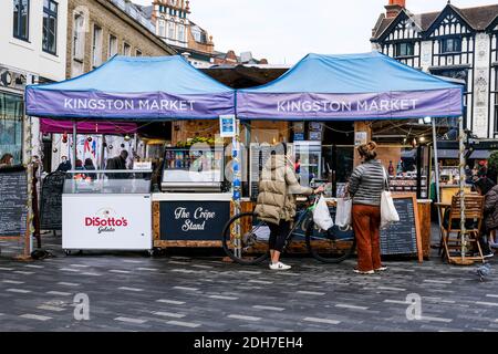 Kingston London, Dezember 09 2020, zwei Frauen kaufen Lebensmittel an EINEM Pop-up-Food-Stand in Kingston Market Stockfoto