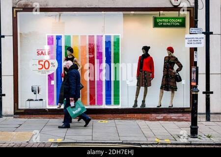 Kingston London, Dezember 09 2020, Seniorenpaar, das an EINEM United Colors of Benetton Schaufenster mit Schutzmasken vorbeigeht Stockfoto