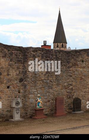 Befestigter Friedhof, um 1200, von Rasdorf, Kreis Fulda, Hessen, Deutschland / Wehrfriedhof, um 1200, von Rasdorf, Landkreis Fulda, Hessen, Deutsc Stockfoto