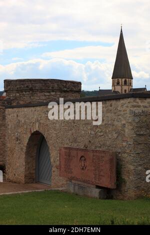 Befestigter Friedhof, um 1200, von Rasdorf, Kreis Fulda, Hessen, Deutschland / Wehrfriedhof, um 1200, von Rasdorf, Landkreis Fulda, Hessen, Deutsc Stockfoto