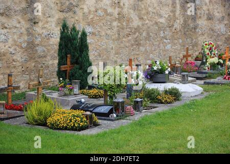 Befestigter Friedhof, um 1200, von Rasdorf, Kreis Fulda, Hessen, Deutschland / Wehrfriedhof, um 1200, von Rasdorf, Landkreis Fulda, Hessen, Deutsc Stockfoto