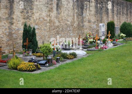 Befestigter Friedhof, um 1200, von Rasdorf, Kreis Fulda, Hessen, Deutschland / Wehrfriedhof, um 1200, von Rasdorf, Landkreis Fulda, Hessen, Deutsc Stockfoto