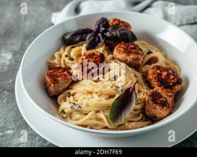 Zucchini Parmesan Fleischbällchen mit Pasta Carbonara Stockfoto