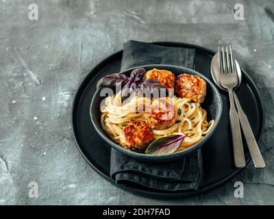Zucchini Parmesan Fleischbällchen mit Pasta Carbonara Stockfoto