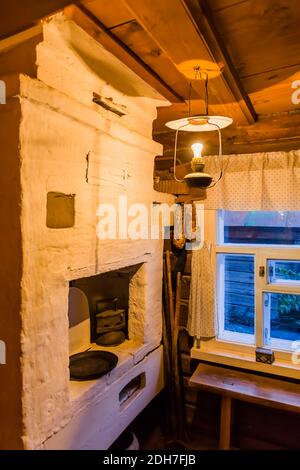 Rustikaler Herd auf dem Land - das Innere eines Holzhaus Stockfoto