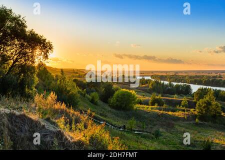 Sonnenuntergang auf dem Fluss Oka im Dorf Konstantinovo - Russland Stockfoto