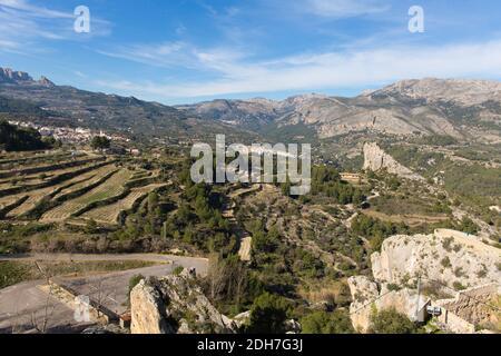 Blick von Guadalest Burg Alicante Spanien auf die spanische Landschaft und Berge Stockfoto