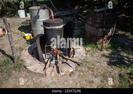 Artikeldetails mit einem hausgemachten Alkohol Metall noch gemacht, um rumänische traditionelle moonshine tuica oder palinca zu destillieren. Stockfoto