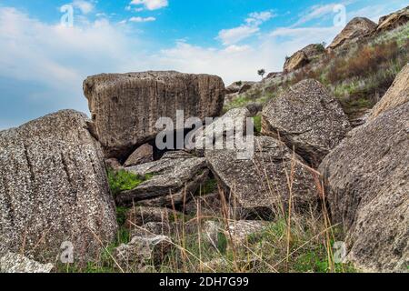 Riesige Felsbrocken in den Bergen Stockfoto