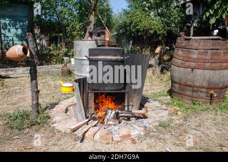 Artikeldetails mit einem hausgemachten Alkohol Metall noch gemacht, um rumänische traditionelle moonshine tuica oder palinca zu destillieren. Stockfoto