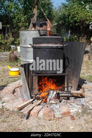 Artikeldetails mit einem hausgemachten Alkohol Metall noch gemacht, um rumänische traditionelle moonshine tuica oder palinca zu destillieren. Stockfoto