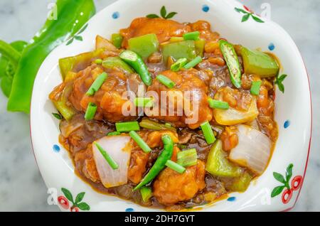 Köstliche Blumenkohl-Mandschurisch (Gobi Mandschurisch) in einer schönen Schüssel Stockfoto