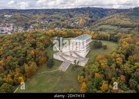 Bild einer Luftaufnahme mit einer Drohne der Walhalla Gebäude in der antiken griechischen Architektur als Denkmal für Wichtige Personen der deutschen Sprache w Stockfoto