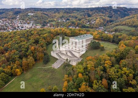 Bild einer Luftaufnahme mit einer Drohne der Walhalla Gebäude in der antiken griechischen Architektur als Denkmal für Wichtige Personen der deutschen Sprache w Stockfoto