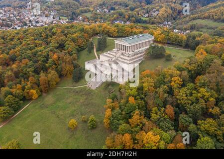 Bild einer Luftaufnahme mit einer Drohne der Walhalla Gebäude in der antiken griechischen Architektur als Denkmal für Wichtige Personen der deutschen Sprache w Stockfoto