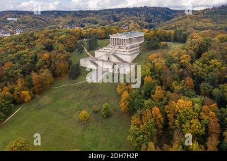 Bild einer Luftaufnahme mit einer Drohne der Walhalla Gebäude in der antiken griechischen Architektur als Denkmal für Wichtige Personen der deutschen Sprache w Stockfoto