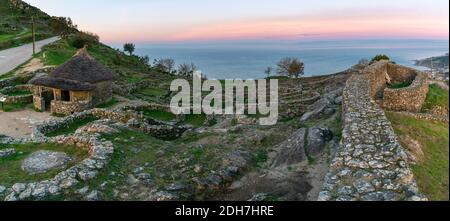 Ein Panoramablick auf den Castro de Santa Tecla in Eine Guarda in Galicien bei Sonnenaufgang Stockfoto