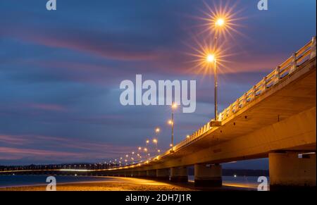 Isla de Arosa, Galicien / Spanien - 1. Dezember 2020: Die Brücke Isla de Arosa in Galicien bei Sonnenaufgang Stockfoto