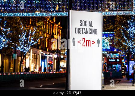 Ein sozialer Distanzierungsstand auf der Oxford Street, einer großen Straße in der City of Westminster im West End von London, Großbritannien Stockfoto