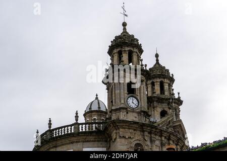 Pontevedra, Galicien / Spanien - 2. Dezember 2020: Blick auf die Kirchtürme San Bartolomé in der Altstadt von Pontevedra in Galicien Stockfoto