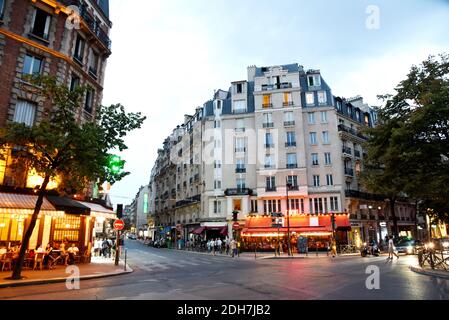 Paris: Ecke der Straßen „rue Vaugirard“ und „rue de la Convention“ im 15. Arrondissement (Bezirk) bei Einbruch der Dunkelheit Stockfoto