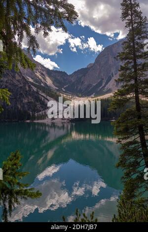 Reflexionen im Pragser See in den Dolomiten Stockfoto