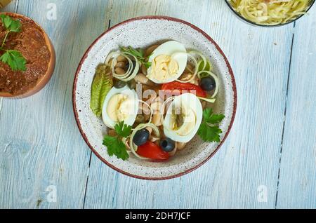 Großes Ei, Speck, Bohnensalat Stockfoto