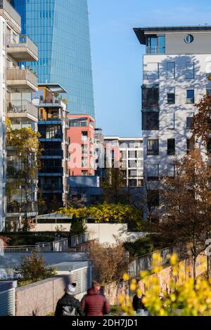 Balkon eines modernen Luxus-Apartments mit European Central Bank Tower EZB im Hintergrund, Frankfurt am Main, Hessen, Deutschland. Stockfoto