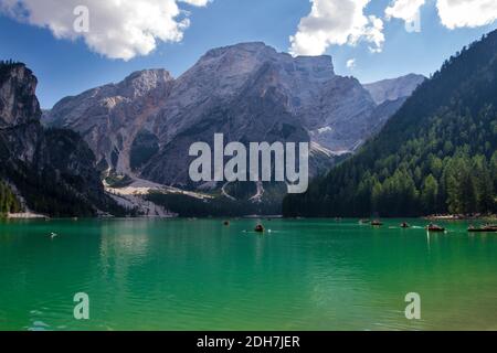 Reflexionen im Pragser See in den Dolomiten Stockfoto