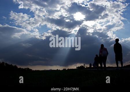 Sonnenstrahlen Menschen beleuchten. Die Zuwanderung von Menschen. Stockfoto