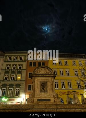 Brunnen jenaer Markt Vollmond Corona Straßenfotografie weihnachten Winter Stockfoto