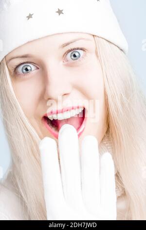 Junge blonde Modell in der Weihnachtszeit, Frau mit positiven Emotionen in der Wintersaison für Shopping Verkauf und Urlaub Marke Stockfoto
