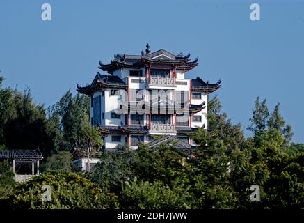 Traditionelles, wunderschönes chinesisches Herrenhaus auf einem Hügel vor blauem Himmel Stockfoto