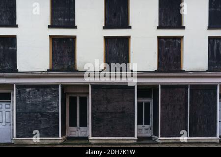 Sie haben leere Geschäfte und Wohnungen in den oberen Straßen von North angeklattert Wales Stockfoto