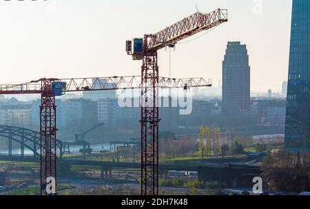 Baustelle eines Neubaus in Frankfurt am Main mit dem Osthafen im Hintergrund.Frankfurt am Main, Hessen, Deutschland. Stockfoto