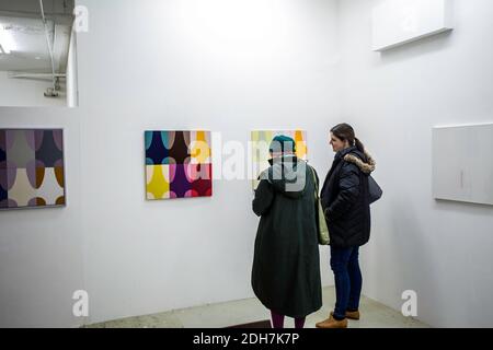 Besucher bei der Ausstellungseröffnung im Atelierfrankfurt, Frankfurt am Main, Hessen, Deutschland Stockfoto