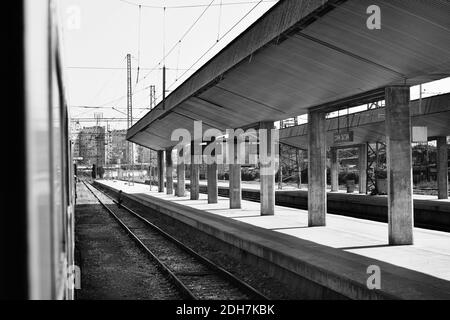 Schwarz-Weiß-Foto von einem Bahnhof aus aufgenommen Trainieren Stockfoto