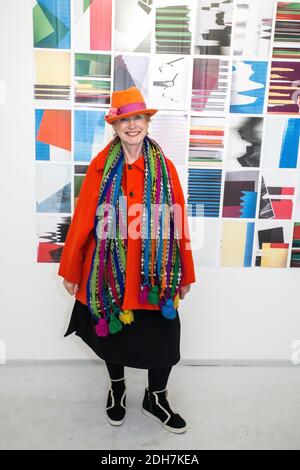 Deutscher Künstler-Hipster mit extravagantem Outfit bei der Eröffnung der Kunstgalerie im Atelierfrankfurt , Frankfurt am Main, Hessen, Deutschland Stockfoto