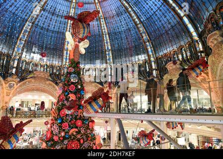 Weihnachtsschmuck in den Galeries Lafayette Haussmann in Paris, Frankreich, am 9. Dezember 2019. Touristen kamen, um die Weihnachtsdekoration und Lig zu bewundern Stockfoto