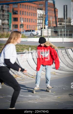 Zwei Skater Girls Auf Betonrampe. Weibliche Hipster In Casual Outfit Mit Spaß Im Skatepark. Urban Subculture Und Skateboarding Als Lifestyle. Stockfoto
