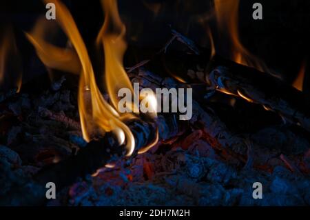 Eine Nahaufnahme der Flammen des brennenden Lagerfeuers in der Dunkle Nacht Stockfoto