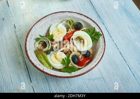 Großes Ei, Speck, Bohnensalat Stockfoto