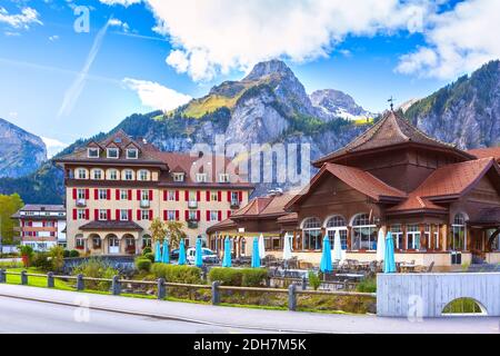 Kandersteg, Schweiz Straßenansicht mit bunten Holzhäusern, Restaurant im schweizer Dorf und mou Stockfoto
